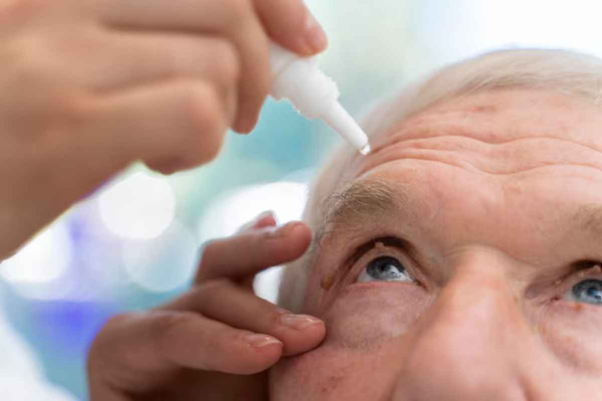 pingando colírio nos olhos